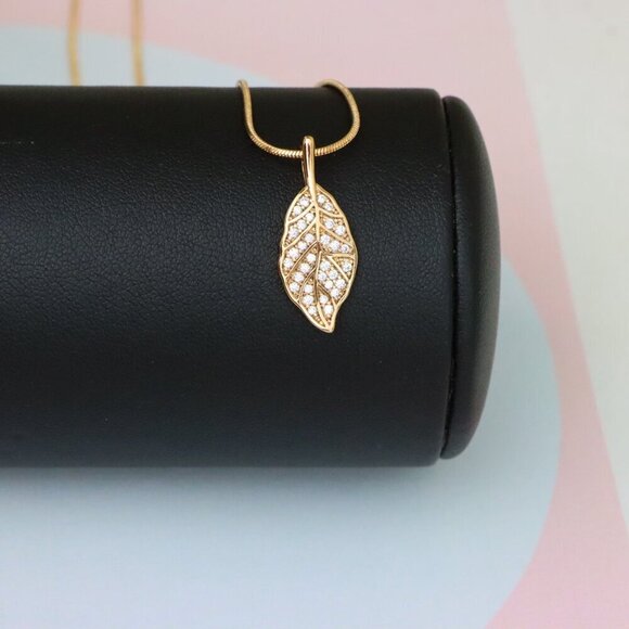 "Elegant Leaf Design Rose Gold Pendant with Sparkling White Stones, XPPT1868 - Picture 3 of 13